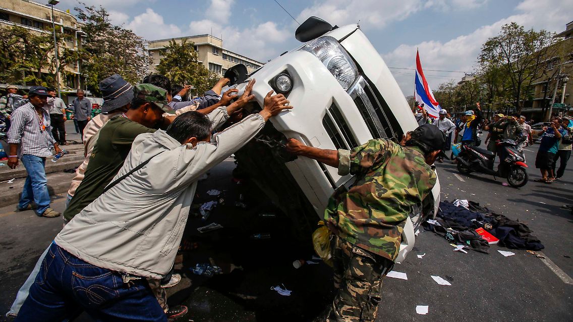 2014-02-18T084358Z_684112035_GM1EA2I1AAT01_RTRMADP_3_THAILAND-PROTEST.JPG9188048265159122478.jpg