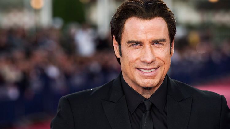 Ein bisschen zu dunkel, das Haar - aber das macht nichts bei John Travolta.