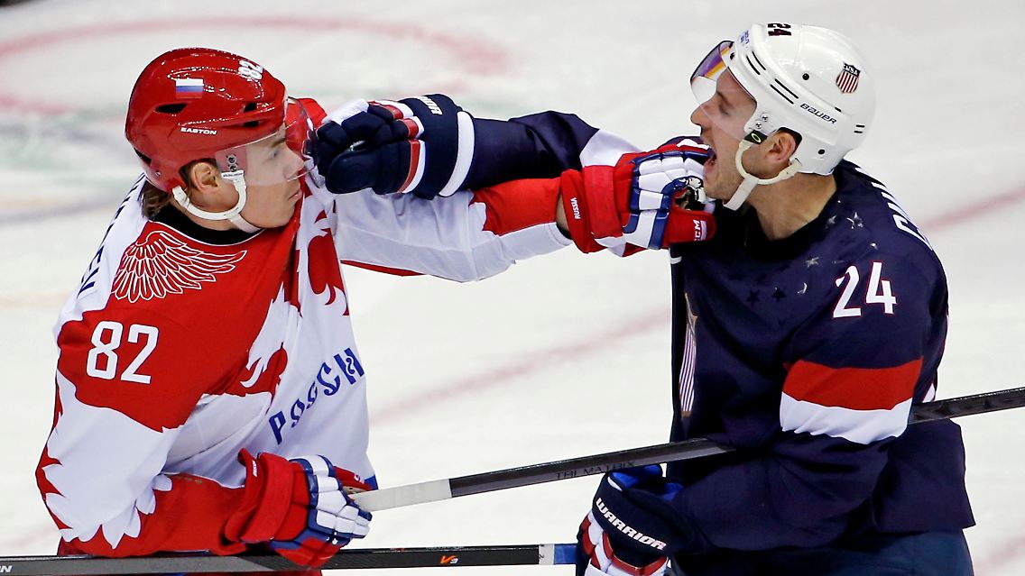 Den lautstärksten Jubel hört man im Bolshoi Dome, wenn die russische Eishockey-Nationalmannschaft spielt. Hier brechen Jewgeni Medwedew und Ryan Callahan (USA) den olympischen Frieden.