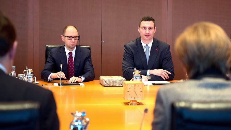 Jazenjuk und Klitschko sprechen mit der Kanzlerin.