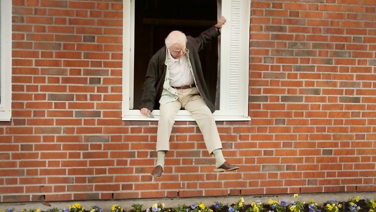 Die titelgebende Szene: Raus aus dem Fenster und rein in die Stiefmütterchen.