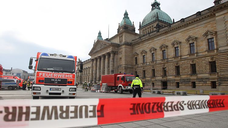 Einsatzkräfte der Feuerwehr sperren den Platz vor dem Bundesverwaltungsgericht.