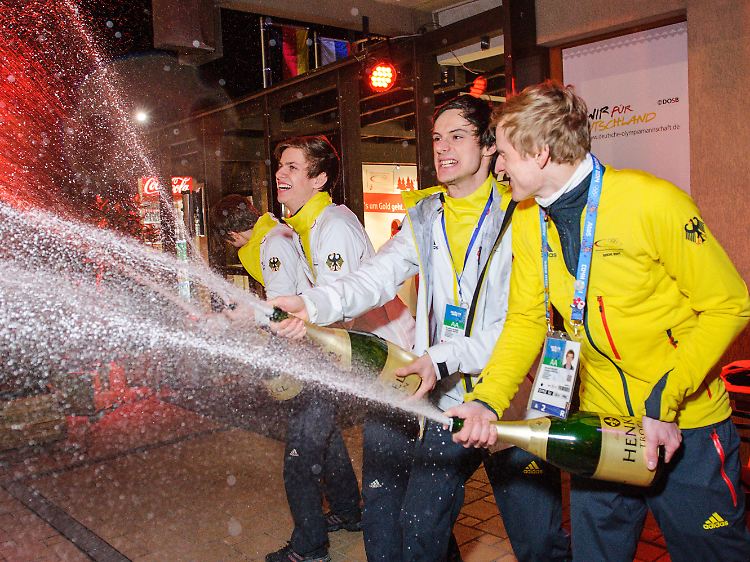 Die deutschen Olympiasieger im Team-Skispringen Severin Freund (r), Marinus Kraus (l), Andreas Wank (2.v.r.) und Andreas Wellinger (2.v.l.) feiern ihren Sieg im Deutschen Haus.