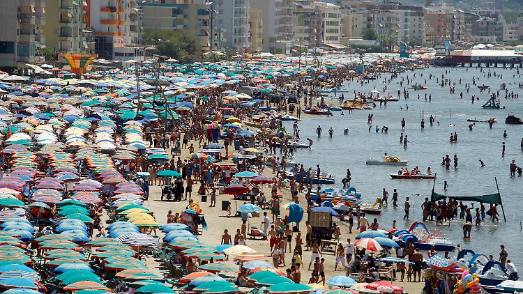 Auch sehr beliebt bei den Hauptstädtern: Strand von Durres, etwa 40 Kilometer von Tirana entfernt.