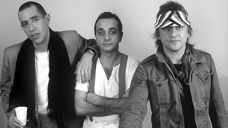 Stephan Remmler (l.), Peter Behrens (M.) und Gert "Kralle" Krawinkel - als "Trio" schrieben sie Musikgeschichte. Jetzt ist Krawinkel gestorben.