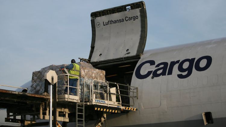 Erst zahlen, dann verladen - Ermittler gehen bei der Lufthansa-Tochter diesem Verdacht nach.