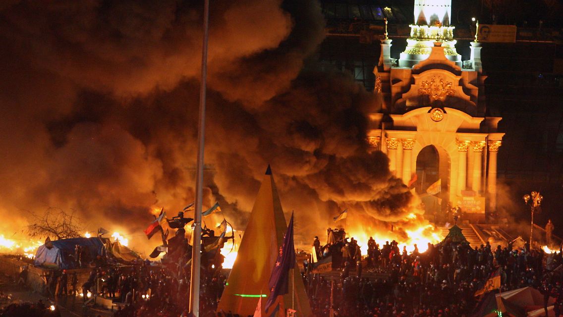Die Barrikaden auf dem Maidan brennen.