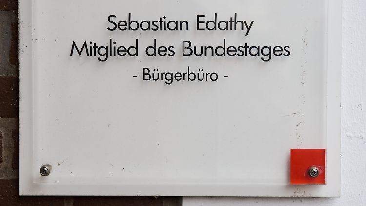 Das Bürgerbüro von Edathy in Nienburg wurde bereits durchsucht. Nun wollen die Ermittler auch sein Bundestagsbüro sehen.