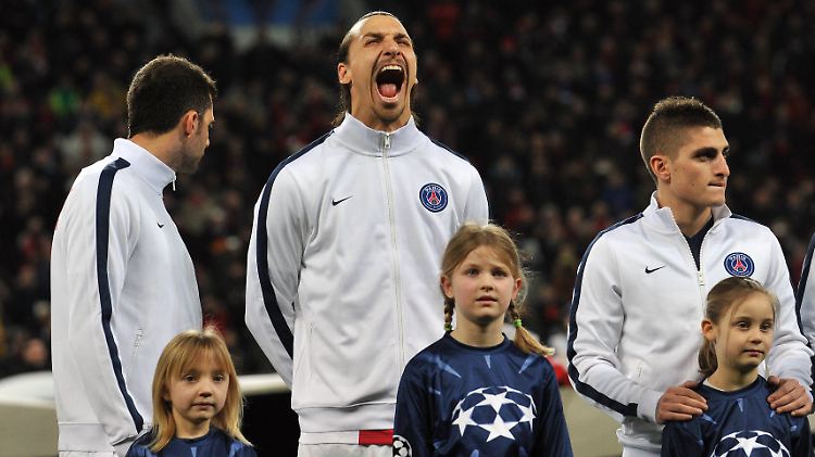 Wie Bilder täuschen können: Zlatan Ibrahimovic vor der Partie in Leverkusen. Anschließend machte er, was er wollte. Weil er es kann.