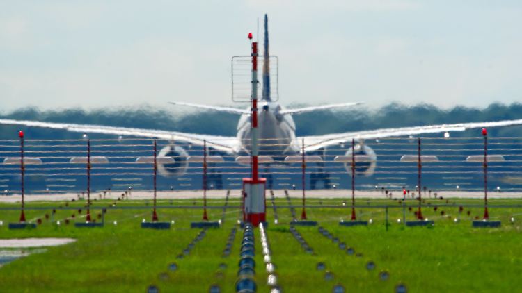 Am Flughafen in München nur Platz für normale Flugzeuge. Für dicke Brummer sind die Pisten zu kurz.