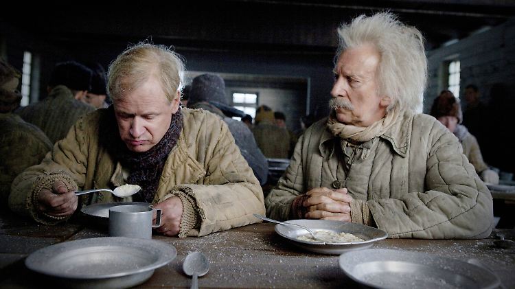 Der junge Allan und Herbert Einstein, Albert Einsteins "blöder Bruder", in Haft.