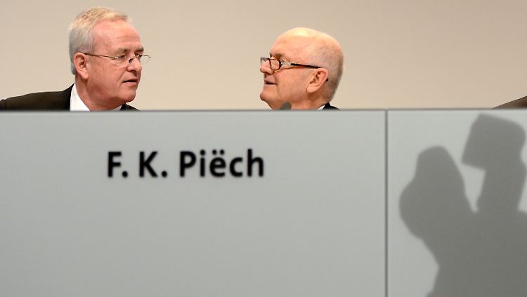 Der Aufsichtsratsvorsitzende der Volkswagen AG, Ferdinand Piech (r), und der Vorstandsvorsitzende der Volkswagen AG, Martin Winterkorn (l) auf der Hautpversammlung im vergangenen Jahr.
