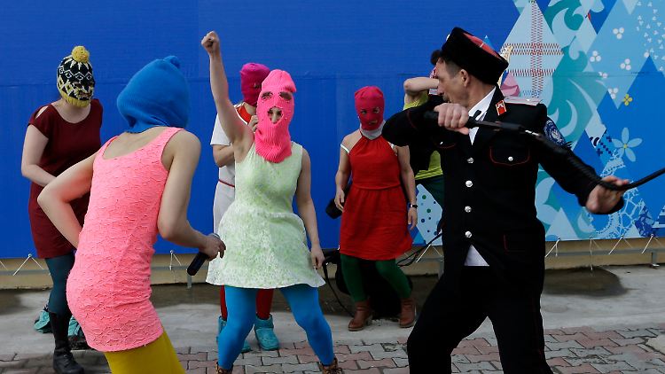 Kosaken gegen Pussy Riot: Nadeschda Tolokonnikova in der blauen Maske und  Maria Alechina (pinke Maske) sind mit Milizionären in Sotschi aneinandergeraten.  
