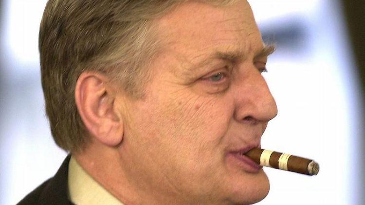 So kannten ihn die meisten: Bruno Cremer als Kommissar Maigret.