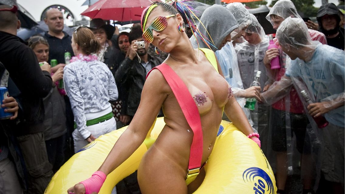 Im vergangenen Jahr tat der Regen der Zürcher Street Parade keinen Abbruch.