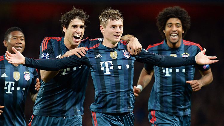 Er war's: Javi Martinez, links, und Dante freuen sich mit dem Torschützen Toni Kroos, Mitte.