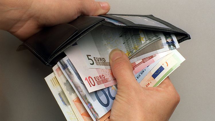 Von der geringen Teuerung haben die deutschen Verbraucher 2013 nichts, denn die Lohnsteigerung fällt geringer aus.