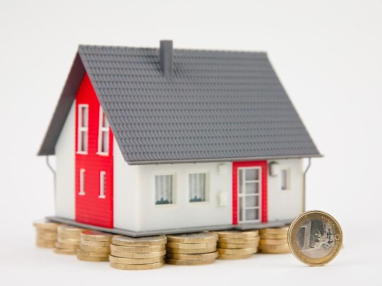Wer Geld übrig hat, sollte es nicht sparen. Bei der dezeitigen Zinslage ist es besser, den Hauskredit damit zu tilgen.
