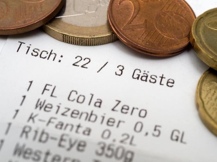 Geschäftspartner zum Essen einzuladen, kann sich für Selbstständige auszahlen. Denn die Bewirtungskosten können die Steuerlast mindern.