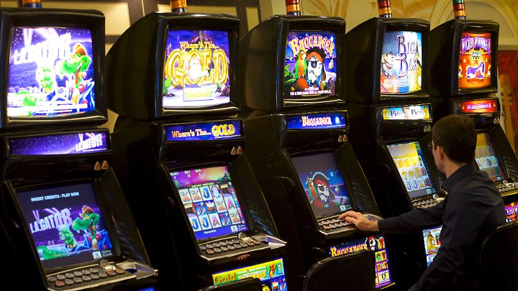 Glücksspielautomaten bergen ein besonders hohes Suchtrisiko.