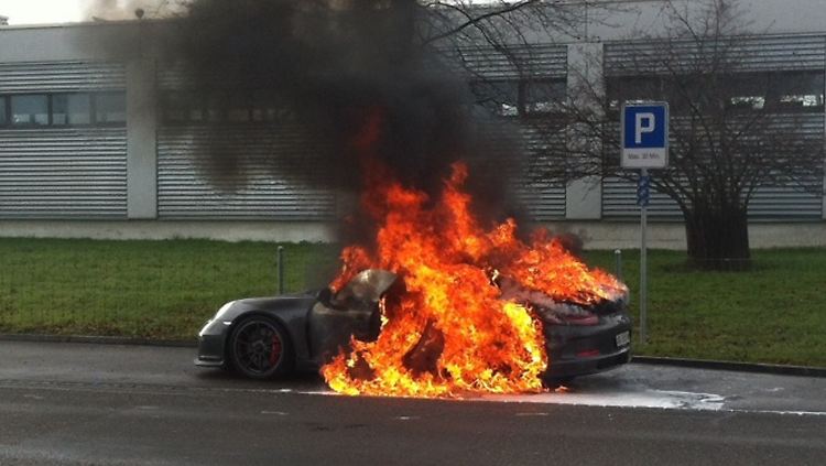 Die Schweizer Polizei dokumentiert, wie 130.000 Euro in Flammen aufgehen.