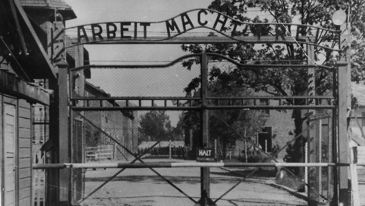 Im KZ Auschwitz wurden über eine Million Menschen ermordet.