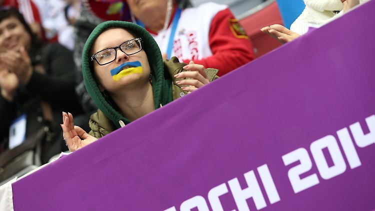 Ein Zuschauer hat sich die Farben der Ukraine über den Mund gemalt.