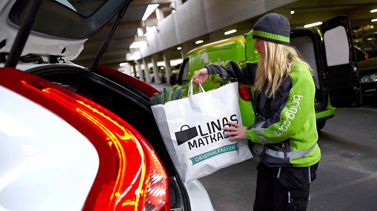 Der Autobesitzer gibt einen digitalen Schlüssel für seinen Volvo frei, der Paketdienst kann das Auto öffnen und wieder verschließen.