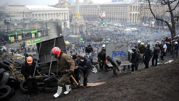 Dutzende Menschen sind auf dem Maidan ums Leben gekommen. Die Besetzer des Platzes verstärken ihre Barrikaden.