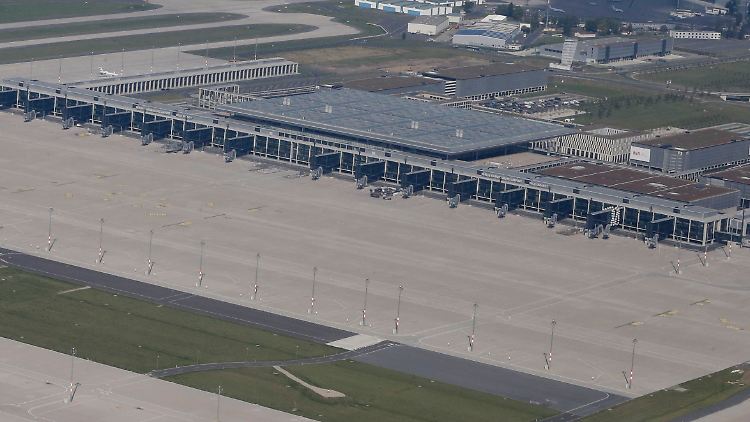 So wird es wohl auch noch über den Sommer hinaus auf dem BER aussehen: Kein Flugzeug weit und breit.