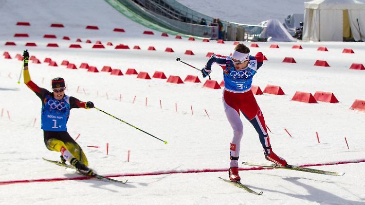 Kombinierer Fabian Rießle musste sich im Mannschaftswettbewerb im Schlusssprint seinem norwegischen Rivalen geschlagen geben.