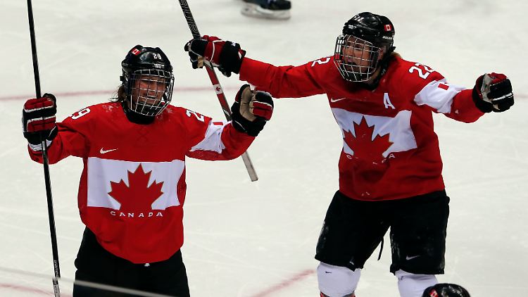 Matchwinnerin Marie-Philip Poulin (links) und Rekord-Gewinnerin Hayley Wickenheiser bejubeln Kanadas Triumph über die Erzrivalinnen aus dem Süden.