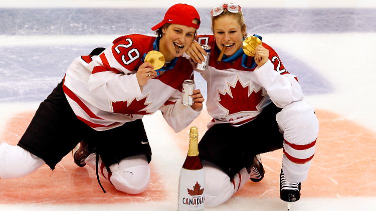 Marie-Philip Poulin (links) und Tessa Bonhomme stoßen auf Kanadas viertes Eishockey-Gold in Serie an.