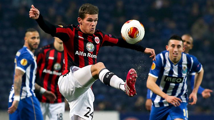 Eintracht-Verteidiger Sebastian Jung war gut beschäftigt gegen Portos Offensive. Dennoch erkämpfte er mit seinem Team ein äußerst respektables Remis.