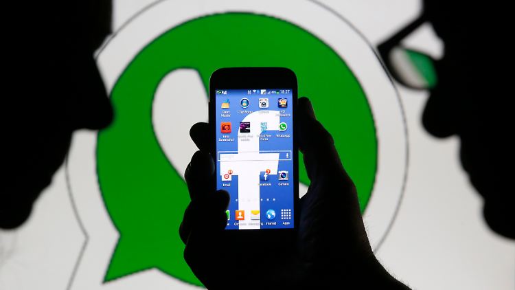 Grün ist das WhatsApp-Logo, Blau die Farbe von Facebook.