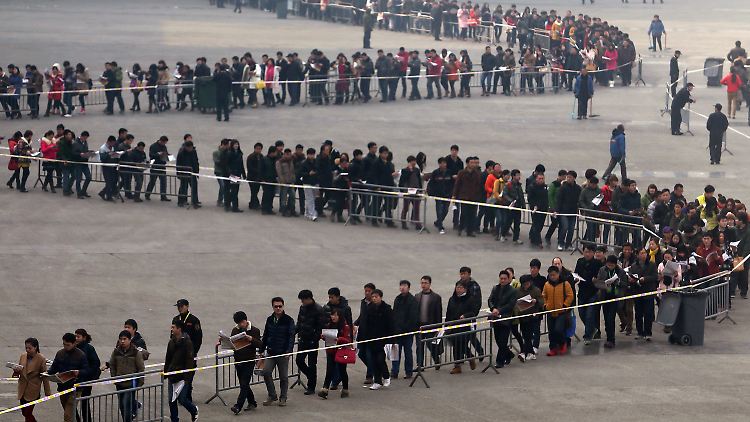 In Zhengzhou in der Provinz Henan stehen 50.000 Menschen mit der Hoffnung auf einen Job Schlange.