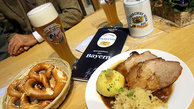 Dagegen fordern Politiker von Migranten nur selten, mehr Bier zu trinken.
