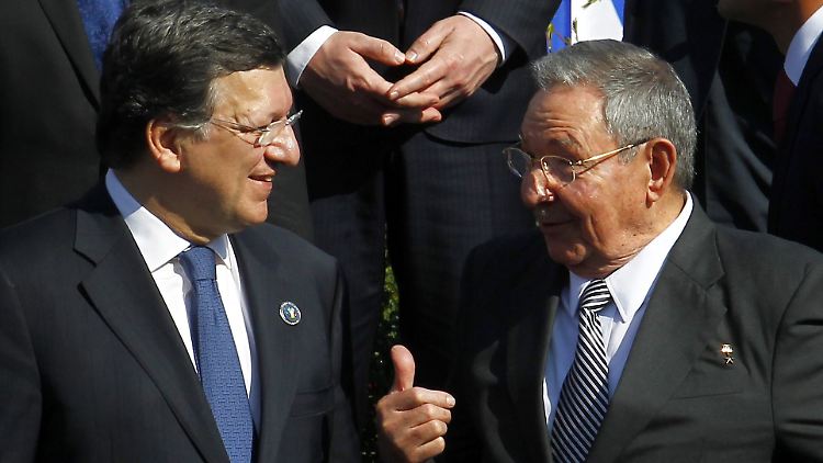 EU-Kommissionspräsident Barroso und Kubas Präsident Raul Castro beim Gipfeltreffen der EU und lateinamerikanischer Staaten in Santiago de Chile. 