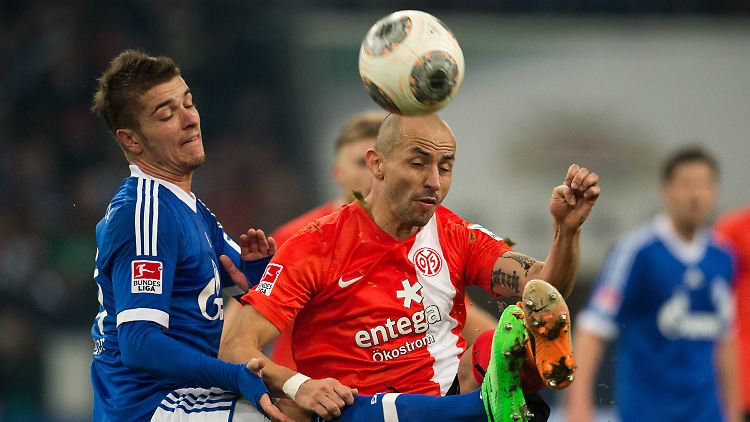 Schalkes Roman Neustädter und von Mainz Elkin Soto versuchen an den Ball zu kommen.