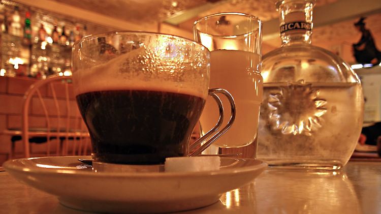 Espresso, Wasser und Pastis - das hilft der Verdauung auf die Sprünge.