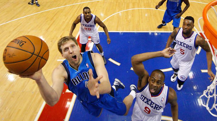 Lange Gesichter bei den Philadelphia 76ers. Nowitzki verwandelte die Bälle wieder einmal in reichlich Punkte.