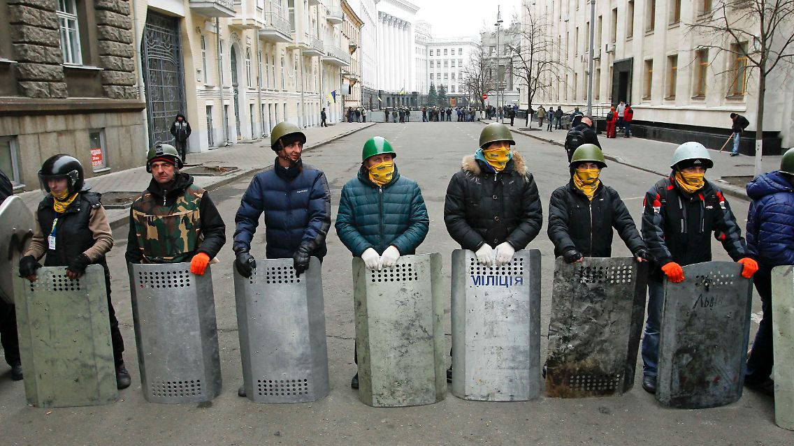 2014-02-22T095602Z_1874223920_GM1EA2M1DRA01_RTRMADP_3_UKRAINE-CRISIS-ADMINISTRATION.JPG8725360939919148428.jpg