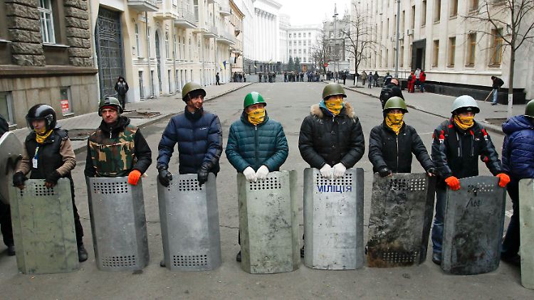 2014-02-22T095602Z_1874223920_GM1EA2M1DRA01_RTRMADP_3_UKRAINE-CRISIS-ADMINISTRATION.JPG8725360939919148428.jpg