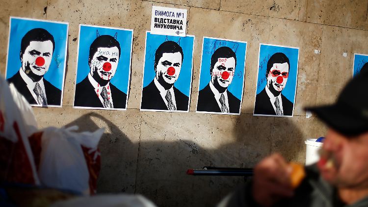 Was wird aus Janukowitsch? Diese Poster in Kiew zeigen den Präsident mit einer Clowns-Nase.