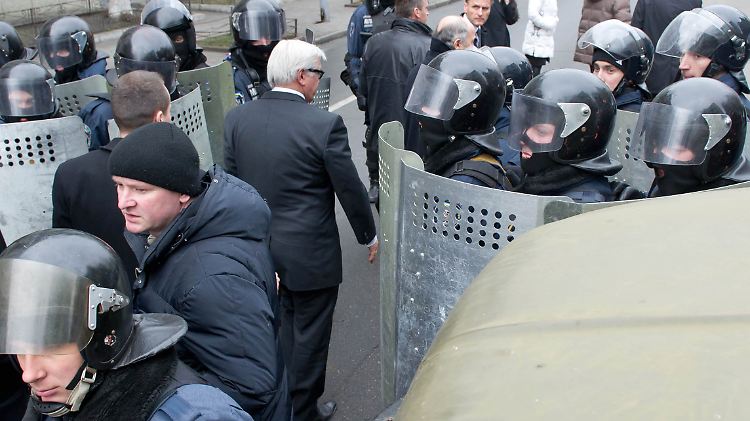 Vermittlung in der Kampfzone: Steinmeier, Sikorski und Fabius gehen in den Präsidentenpalast in Kiew.