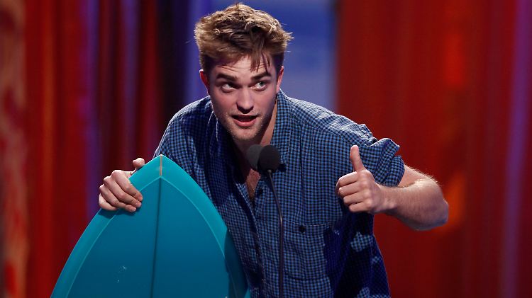 Super, wir haben zwölf Surfbretter gewonnen! "Twilight"-Star Robert Pattinson.
