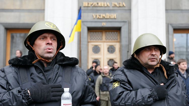 Kämpfer des Maidan bewachen das Parlamentsgebäude.