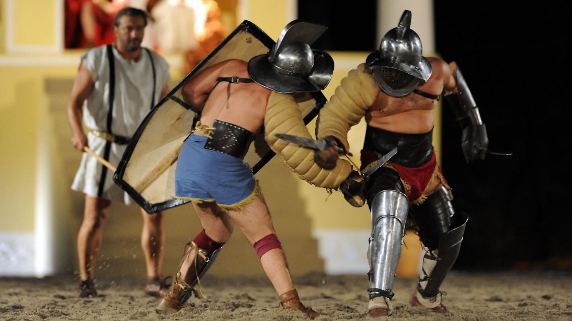 Gladiatoren der Gruppe ArsDimicanti aus Italien bei "Brot und Spiele" im Amphittheater in Trier. (Archivbild von 2009)
