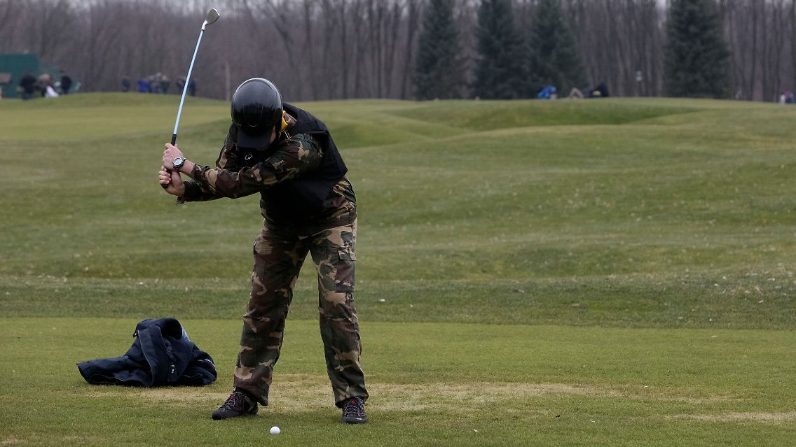 Viele Besucher sehen sogar ihre kühnsten Vorstellungen noch übertroffen. Da gibt es einen riesigen Golfplatz, wo behelmte Kämpfer den Schläger schwingen.