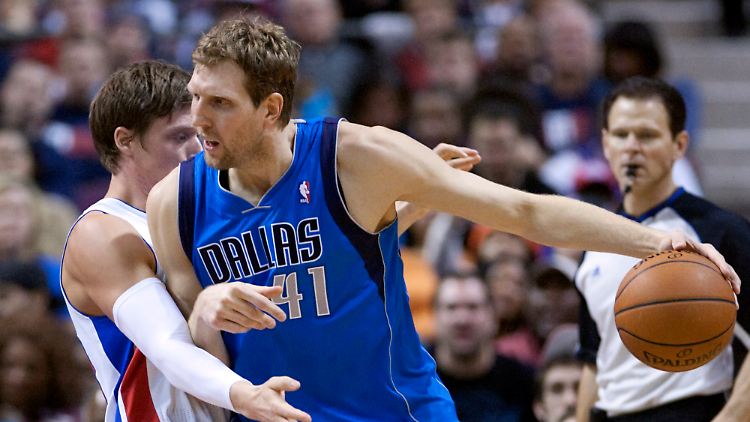 Dirk Nowitzki von den Dallas Mavericks setzt sich hier gegen Jonas Jerebko (Detroit Pistons) durch.